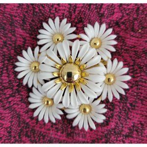 Ring of Daisies Vintage Brooch White Plastic Gold Tone Centers